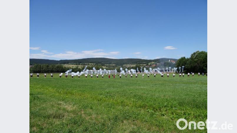 Über 400 Böllerschützen beteiligten sich am Platzschießen zum 22. Oberpfälzer Böllerschützentreffen in Arrach. Bild: rwo