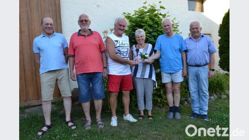Der VdK-Vorstand mit den beiden Vorsitzenden Konrad Lingl (Zweiter von rechts) und Hans Steger (Dritter von links) gratulierten Vorstandsmitglied Lia Eckl zum 70. Geburtstag. Bild: gi