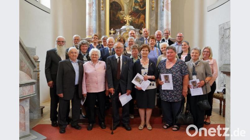 Die Jubelkonfirmanden der evangelischen Kirchengemeinde Wildenreuth mit Pfarrer Manuel Sauer (letzte Reihe hinten rechts). Bild: njn