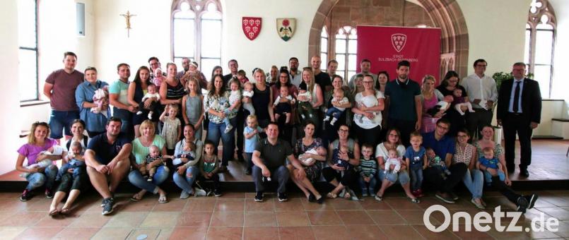 Im Großen Rathaussaal übergab Bürgermeister Michael Göth an die Familien der Neugeborenen 100 Euro Begrüßungsgeld. Bild: exb