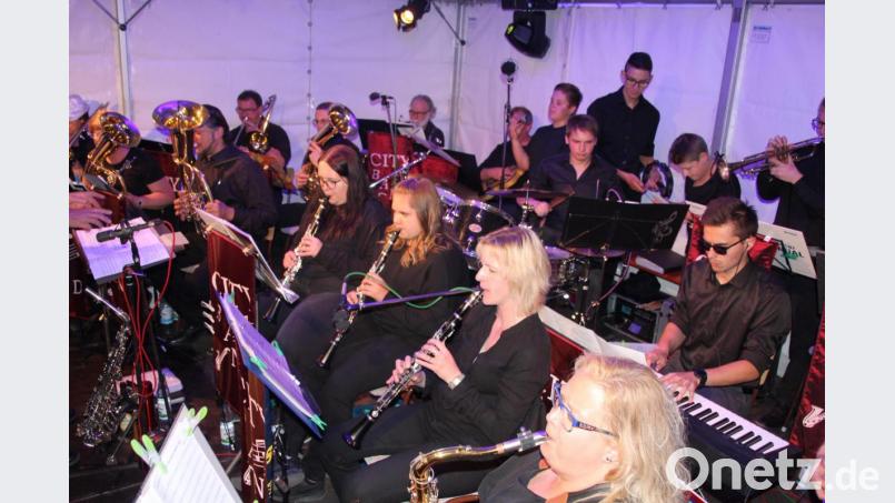 Die 20köpfige City Band verzauberte die vielen Besucher im Reathaushof und traf mit ihrer Schlagerparty voll ins Herz der vielen Schlagerfans. Bild: kro