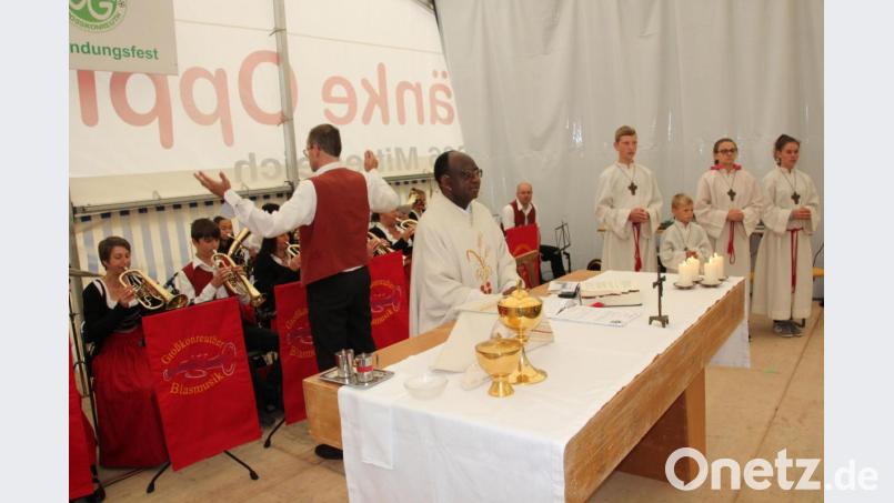 Pfarrer Dr. Charles Ifemeje mahnte in seiner Predigt, dass der Sport kein Ersatz für die Religion sein dürfe. Bild: kro