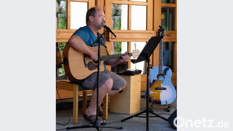 Perfekt abgerundet wurde das Musikprogramm des 30. Jura-Gartenfestes von Franz Hirmer. Mit den von ihm dargebotenen Hits und Evergreens traf er ganz den Geschmack der Gäste. Bild: u
