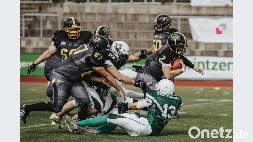 Ab mit dem Ei: Austin Rolling von den Mad Bulldogs (rechts) hat sich das Ding geschnappt. Bild: Julie Harrer