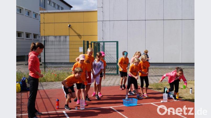 Beim Wasser-Hindernislauf geht es für die Grundschüler um die ersten Punkte des Wettbewerbs. Bild: du