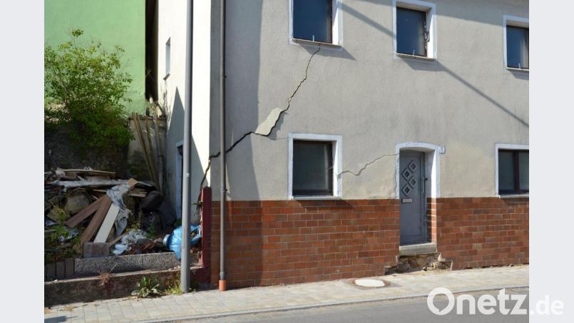 Damit diese marode Hausfront nicht zu einer Gefährdung von Fußgängern führt, hat die Stadt Auerbach den Gehsteig vor dem Gebäude gesperrt. Bild: ll