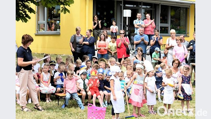 Leiterin Manuela Bauer (links) unterstützt den Nachwuchs beim Ablauf und Vortragen der Texte zum heiteren Spiel. Bild: fjo