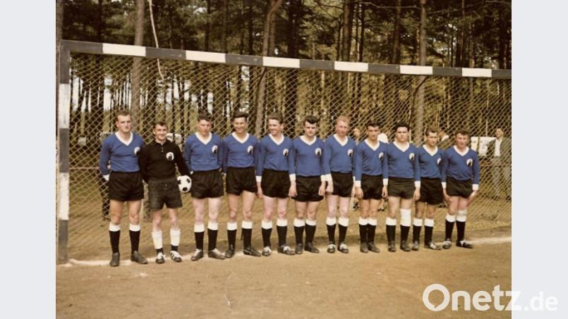 Ein Mannschaftsfoto am Hahnenkamm zu Beginn der 70er Jahre. Von links Spielführer (inzwischen Ehrenvorsitzender) Hermann Behringer, Leonhard Raum, Hans Graf, Dieter Kohl, Hans Haas, Rudi Wanitschek, Fritz Haas, Alfred Pesold, Karl Bär, Adolf Zintl, Fritz Hagerer. Bild: exb