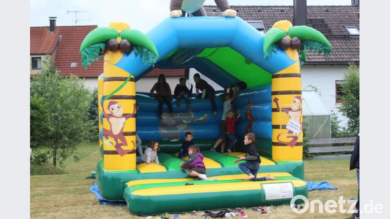 Die Kinder hatten Freude in der Hüpfburg. Bild: soj