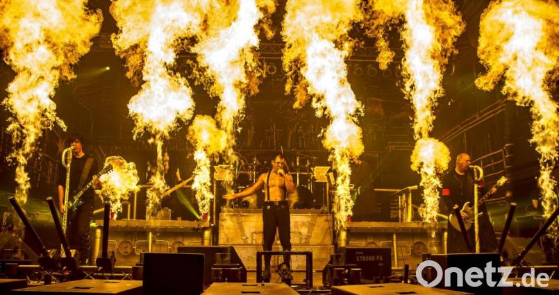 Die Formation „Stahlzeit“ kommt auch bei der Pyro-Show ihren großen Vorbildern von Rammstein auf der Bühne ziemlich nahe. Bild: Jens Lorenz
