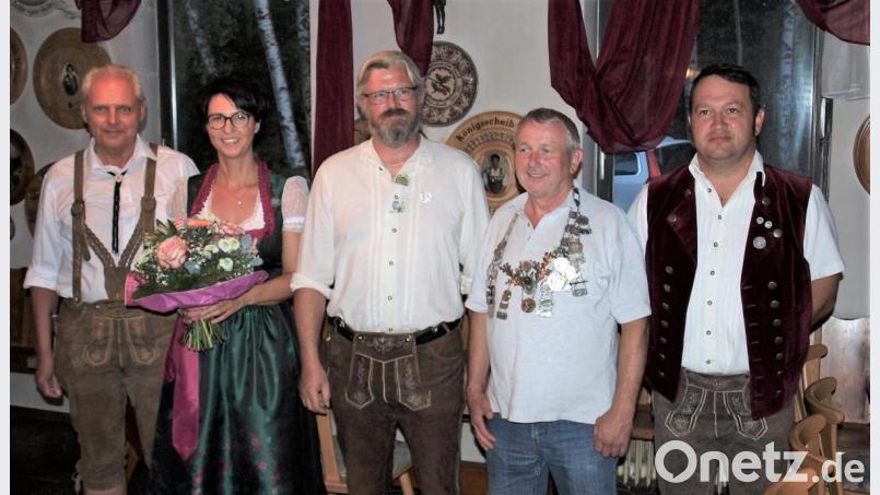 Zweiter Schützenmeister Hans Eckl darf die Königskette tragen. Unser Bild zeigt von links Schützenmeister Maximilian Peither, Liesl Angelika Hösl, ersten Ritter Andreas Florian, Schützenkönig Hans Eckl und zweiten Ritter Matthias Zitzmann. Bild: exb