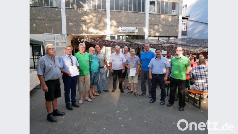 Vorsitzender Robert Hantzsch (rechts) und Stellvertreter Erich Brunner (links) danken im Beisein der Ehrengäste allen langjährigen Mitgliedern für die Treue. Bild: gz