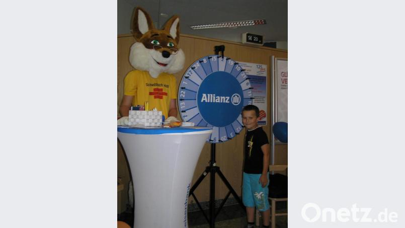 Am Glücksrad in der Bank versuchten unter Aufsicht des Bausparfuchses der Bausparkasse Schwäbisch Hall vor allem die Kinder ihr Glück. Bild: öt