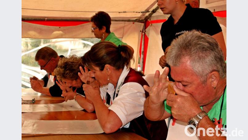 Blick auf die Schnupfertheke mit den Aktiven beim Schnupfen. Bild: R. Kreuzer