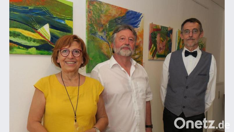 Irene Duscher, Gerhard Waldherr und Reiner Janka (von links) eröffneten die Ausstellung "Farbharmonie und Struktur" in der Galerie M 17. Bild: Hirsch