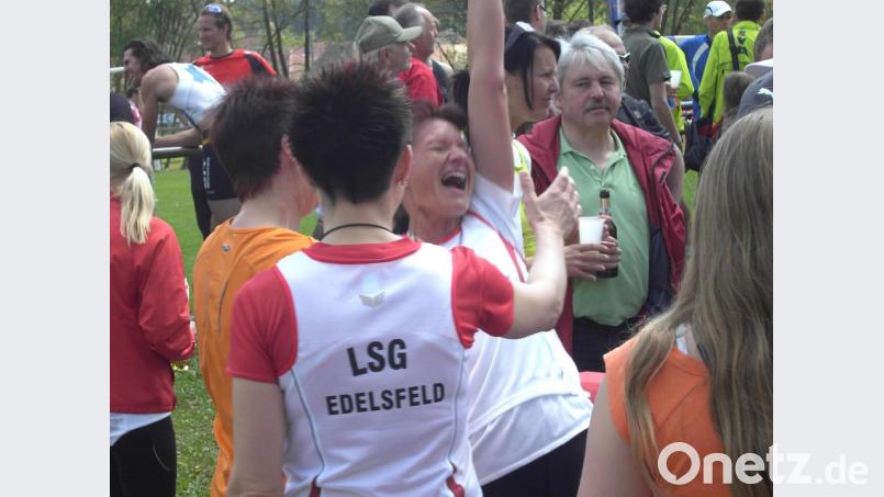 Irmgrad Lietz jubelt mit Mannschaftskameradinnen als Schlussläuferin der Siegerstaffel in der Kreiswertung beim Landkreislauf 2008. Bild: exb