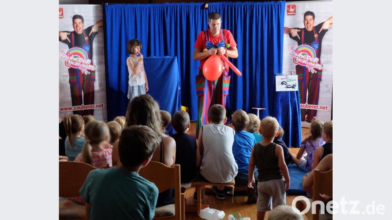 Madleine freutesich über einen Lutscher und ein Luftballontier als Belohnung für die Unterstützung des Zauberers vom Hexenberg. Bild: wlr