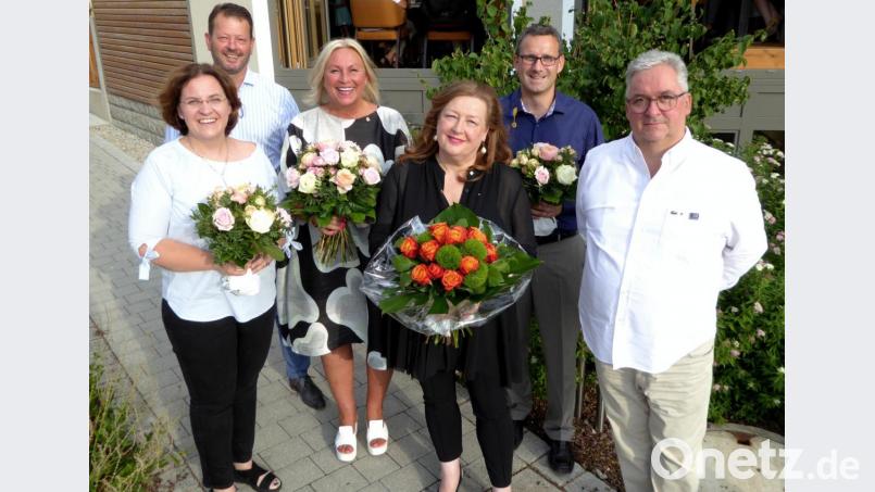 Neue Mitglieder und einen Präsientenwechsel gibt es beim Lions-Club Goldene Straße: (von links) die Neumitglieder Joanna Ostaszewski und Mario Graf, Past-Präsidentin Kornelia Sparrer und Präsidentin Andrea Schubert, Vizepräsident Christian Schramek und der geehrte Leslaw Ostaszewski. Bild: fsb