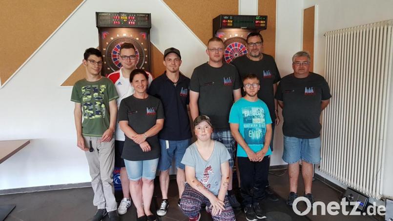 Die Offenen Behindertenarbeit der Lebenshilfe und der Dartverein „The Bottles“ organisierten ein Dartturnier. Im Bild die Teilnehmer. Bild: rw
