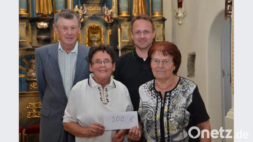 Christa Wildenauer (links) ist eine tapfere Frau und bringt vielen Menschen Freude. Diesmal war das Mesner-Ehepaar Margareta (rechts) und Helmut Braun (hinten, links) an der Reihe. Sie bekamen 500 Euro für den Blumenschmuck in St. Thomas Oberlind. Dekan Alexander Hösl (rechts) sagte ebenfalls ein herzliches &quot;Vergelt&#039;s Gott&quot; für diese finanzielle Unterstützung. Bild: dob