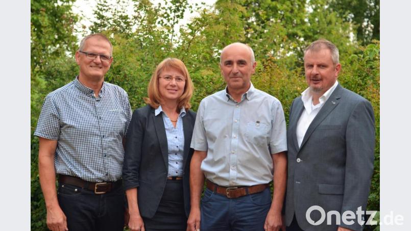 Die Ortsvorsitzenden der CSU, Franz Luber (links, Großschönbrunn), Erika Urban (Zweite von links, Freihung) und Heinrich Schwirzer (rechts, Seugast) mit Bürgermeisterkandidat Klaus Siegert. Bild: bk