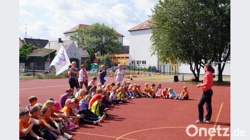 Die Leiterin der Aktionswoche „Olympia ruft: Mach mit!“, Ines Peter (rechts) führt die Grundschüler in das Programm ein und erklärt die einzelnen Wettbewerbe. Bild: du
