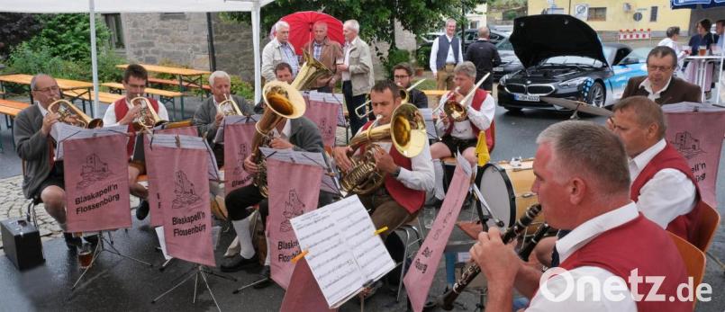Es macht Spaß, den Musikern zuzuhören. Die "Blaskapell'n Flossenbürg" gratulierte musikalisch zum 100-jährigen Raiffeisenjubiläum und lässt sich dabei auch vom Regen nicht beeindrucken. Bild: nm