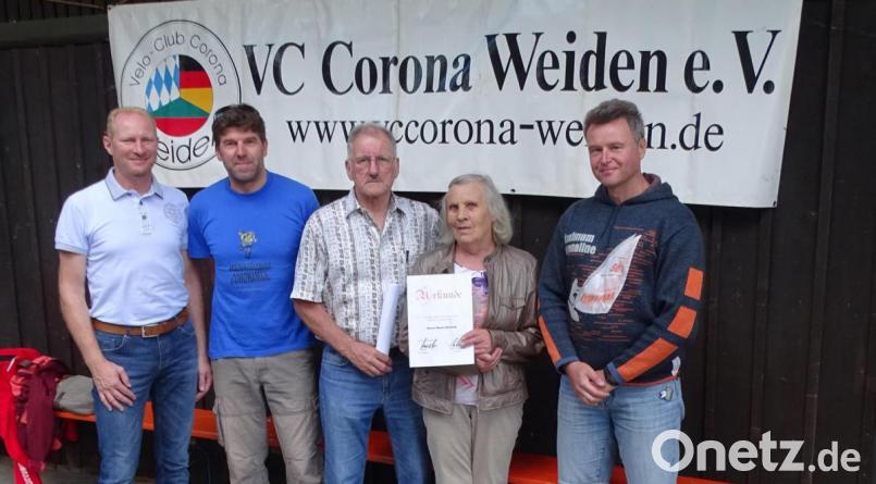 Die Vorstandschaft des VC Corona Weiden mit Vorsitzenden Ernst Ehl (Mitte) ehrte langjährige Mitglieder. Der VC Corona Pirk mit Vorsitzenden Alexander Radlbeck (links) lädt zur „Pirker Zoigltour“ heuer am 8. August ein. Bild: Dobmeier Bild: Dobmeier