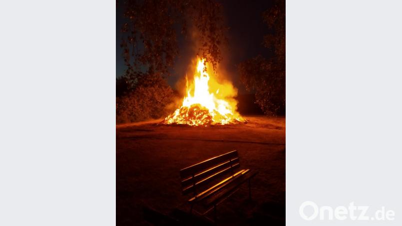 Hell brennt der Holzstoß beim Petersfeuuer der Kulmainer Pfadfinder. Bild: exb