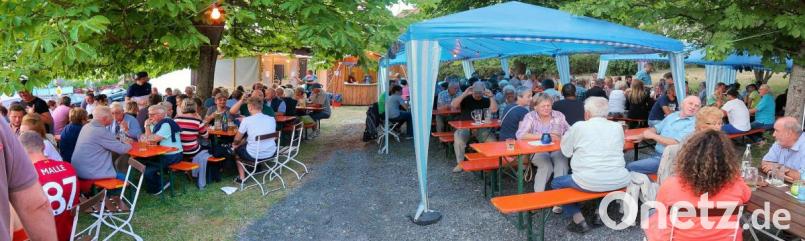 Den idyllischen Biergarten ihres Vereinslokals „Goldener Engel“ verwandelten die Frauenreuther Sportschützen zum 12. Mal in eine Weinlaube und boten edle Tropfen, schmackhafte Speisen und dazu beste Unterhaltung bei herrlichem Sommerwetter. Die Besucher kamen in Scharen und feierten mit den Sportschützen. Bild: bsc