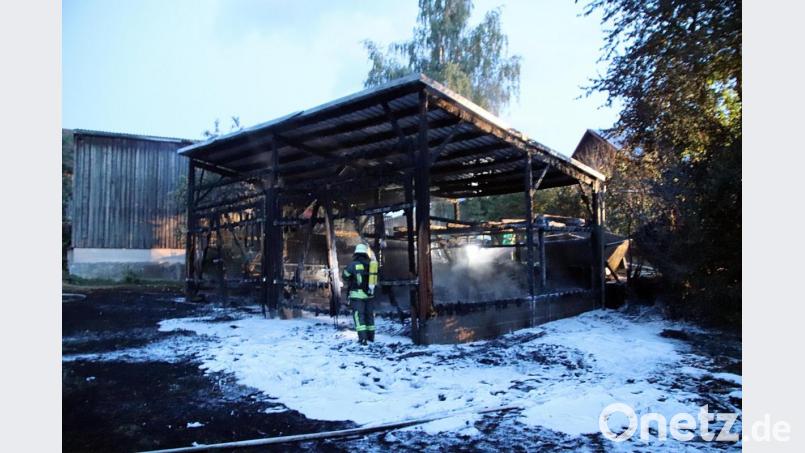 In dieser komplett niedergebrannten Scheune in Neunkirchen befanden sich weder elektrische Leitungen noch Heu oder sonstige brennbare Materialen. Nicht zuletzt deshalb ermittelt die Kripo inzwischen Richtung Brandstiftung. Bild: jma