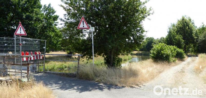 Die meisten Pirker wissen, dass der Radweg über die Naab auf Höhe Constantia gesperrt ist. Weidener sind trotz eines Hinweises bei Neubau immer wieder überrascht. Die Gemeinde arbeitet an einer Lösung, die alle zufrieden stellt. Bild: fsb