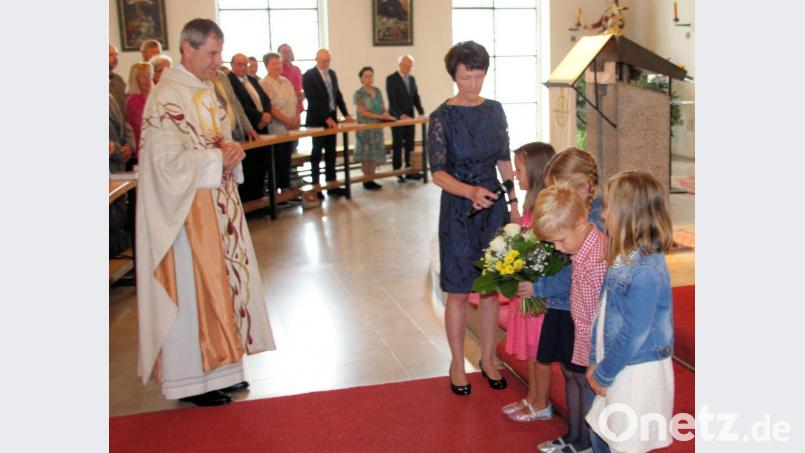 Die Kindergartenkinder gratulierten Pfarrer Werner Sulzer mit einem Blumenstrauß und Versen. Bild: bjo