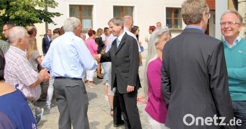 Viele Pfarrangehörigen gratulierten dem Geistlichen. Bild: bjo