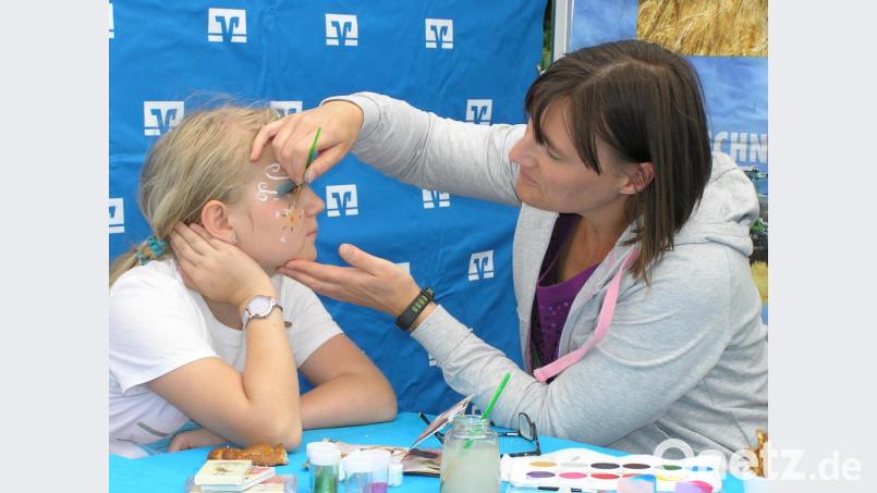 Mit bunten Motiven konnten sich beim 125-jährigen Jubiläum der Raiffeisenbank Neusorg die Kinder schminken lassen. Bild: öt