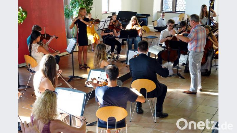 Die zwölfjährigen Solisten Leonie Zoll (Flöte) und Maximilian Romanow (Keyboard, hinten rechts) spielen mit dem Streichorchester ein großartiges Prelude des zeitgenössischen englischen Komponisten John Rutter. Bild: gac