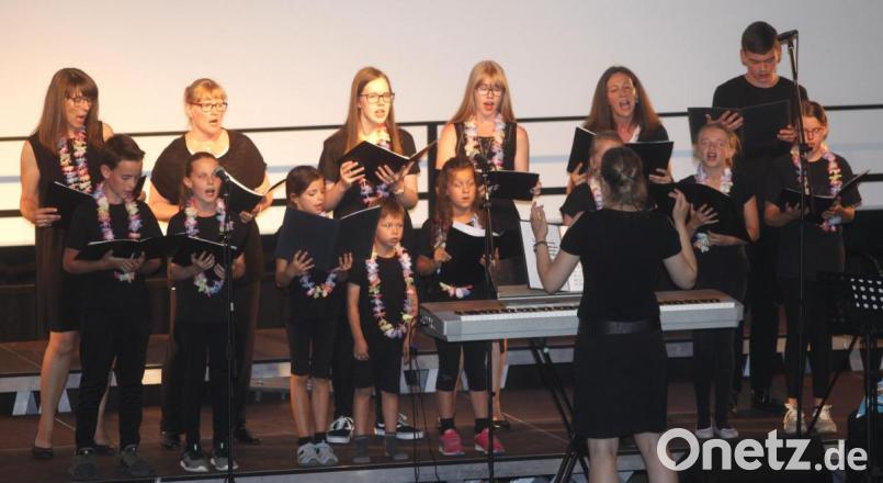 Der Nachwuchschor unter der Leitung von Kerstin Krammer-Prebeck schwebte musikalisch „über den Wolken“ und kehrte mit dem „Fliegerlied“ wieder zurück auf den Erdboden. Bild: Hirsch