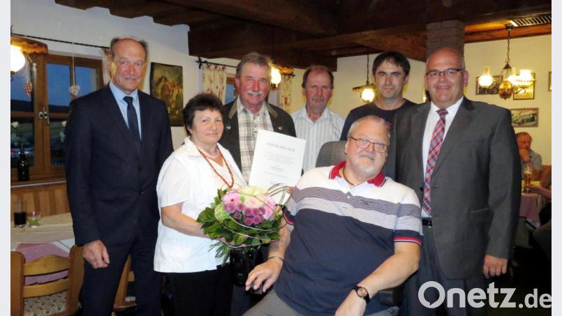 Herzlich verabschiedet wurde Ferdinand Köstler (Dritter von links, mit Ehefrau Helga) von Herbert Meier von der Bezirksgenossenschaft, Aufsichtsrat Ludwig Weiß, dem neuen Vorsitzenden, Robert Weiß, Bürgermeister Klaus Meyer (von links.) und Hubert Schnurrer (vorne). Bild: ubb