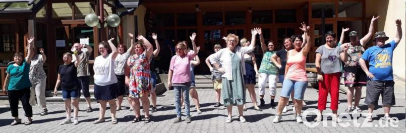Nach den Reden und dem Gedenken an den im April verstorbenen Festbegründer Walter Widder eröffnet die Lebenshilfe-Tanzgruppe unter Leitung von Julia Stang mit einem fetzigen Tanz das Unterhaltungsprogramm des 30. Jura-Gartenfestes. Bild: u