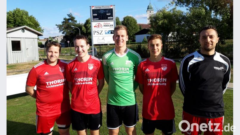 Bei der SpVgg Pfreimd gab es in der Sommerpause kaum Veränderungen; (von links) Co-Trainer Bastian Lobinger, die Neuzugänge, Alexander Piehler, Michael Herrmann, Simon Amann sowie Trainer Tobias Bernklau. Bild: exb