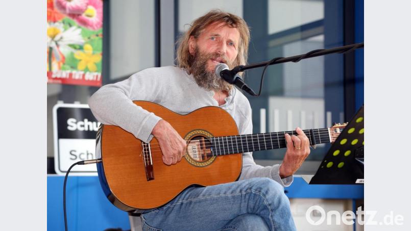 Lange Haare und Vollbart trägt Hans Söllner noch immer. Auf der Bühne ist der bayerische Rebell etwas ruhiger geworden, wenngleich er nichts von seiner emotionalen Wucht verloren hat. Bild: Gerhard Götz