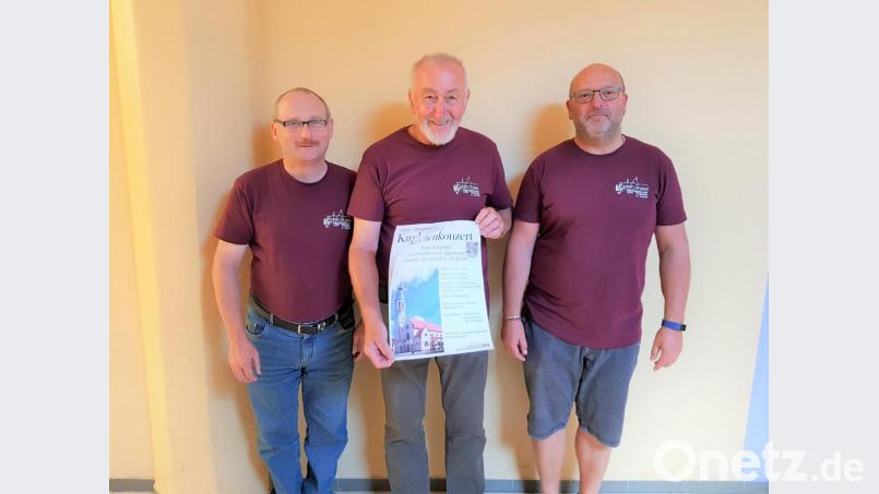 Männergesangvereins-Vorsitzender Karl Herrmann, Sängerkreis-Ehrenvorsitzender Herbert Kick und musikalischer Leiter Alexander Völkl (von links) stellen das Plakat mit dem Programm vor. Bild: tu