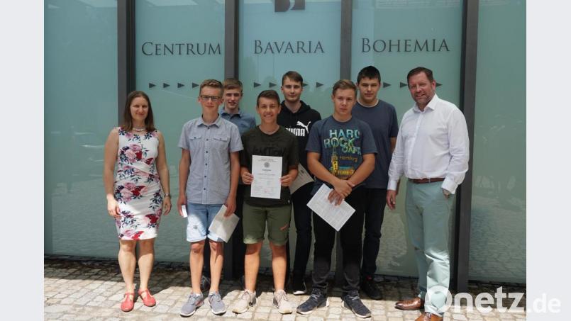 Sprachzertifikate gab es auch für Schüler der Stiftland-Realschule Waldsassen. (von links) LAV Dana Fialová, Lukas Bächer, Silas Bernreuther, Jason Zölch, Konstantin Gernert, Niklas Hart, Florian Männer und RSK Reiner Summer. Bild: eib