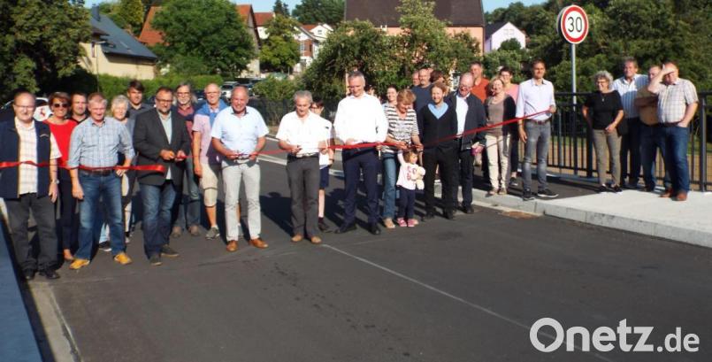 Das Band wird durchschnitten. Bild: e