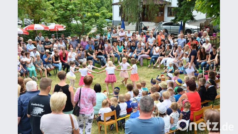 Vor großem Publikum erfreuen die jungen Darstellerinnen mit einer ausgefeilten Choreografie beim Fest der Kindertagesstätte Sankt Emmeram. Bild: fjo