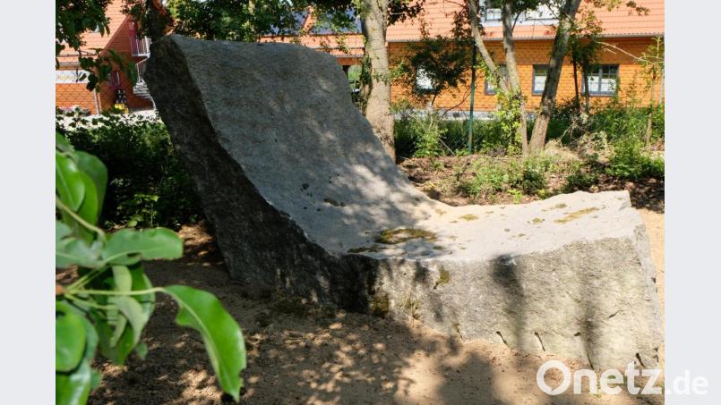Die neue Sitzbank ist ein auffälliges Granitgebilde, das sich harmonisch in den Kreislehrgarten einfügt. Bild: le