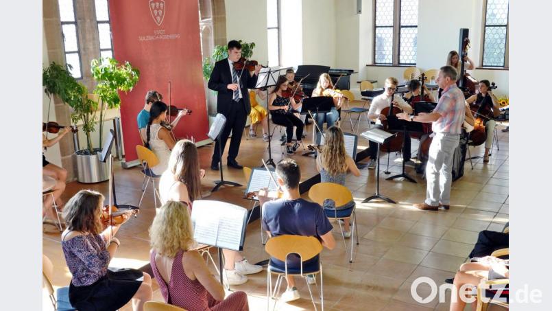 Dennis Kind (Violine) und das Streichorchester präsentieren das berühmte Konzert für Violine und Orchester BWV 1041 von Johann Sebastian Bach. Bild: gac