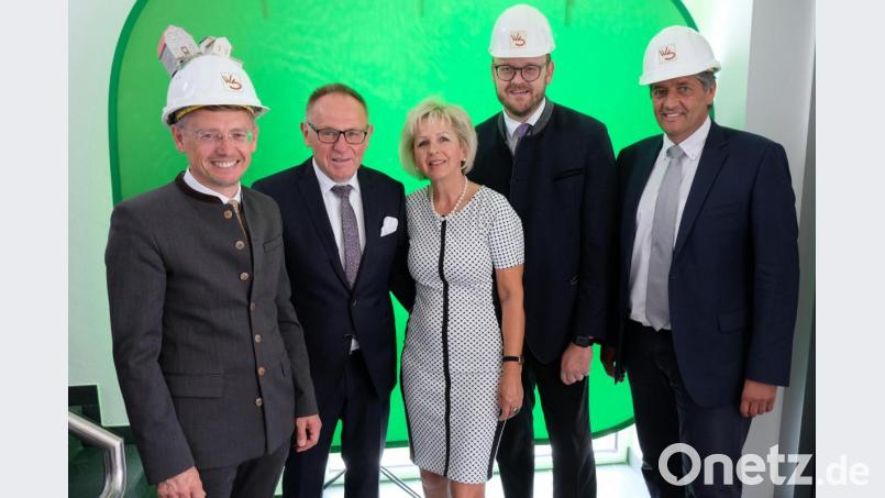 Mit Architekt Wolfgang Schultes und Ehefrau Maria (Zweiter und Dritte von links) freuen sich die Gastredner MdL Tobias Reiß, Landrat Andreas Meier und Bürgermeister Edgar Knobloch (von links) über das gelungene Großprojekt. Bild: do