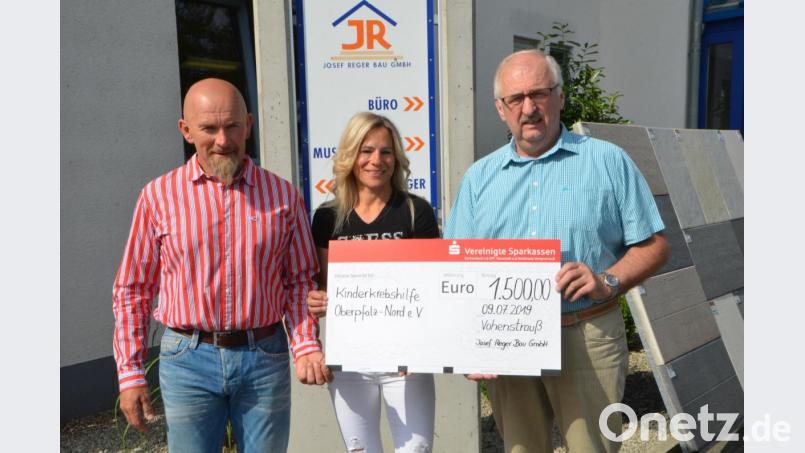 Das Unternehmerehepaar Josef und Michaela Reger unterstützen die Kinderkrebshilfe in der Region Oberpfalz Nord und übergibt an den Vorsitzenden Herbert Putzer (rechts) eine Spende in Höhe von 1500 Euro. Bild: dob