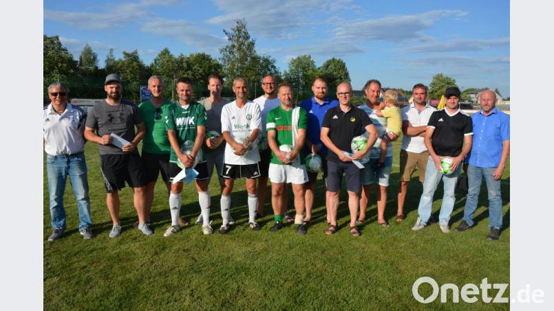 Attraktiven Fußball zeigten am Samstag zehn Altherren-Mannschaften beim &quot;Legenden-Turnier&quot; des SV Mitterteich. Turniersieger wurde der TSV Neualbenreuth mit Spielführer Jürgen Schmidkonz (Achter von links). Mit im Bild (von links) SV-Vorsitzender Roland Eckert, Klaus Schwägerl (bester Torwart) und Stefan Hamann (bester Spieler) sowie Stadtverbandsvorsitzender Peter Haibach (rechts) und die weiteren Vertreter der beteiligten Teams. Bild: jr